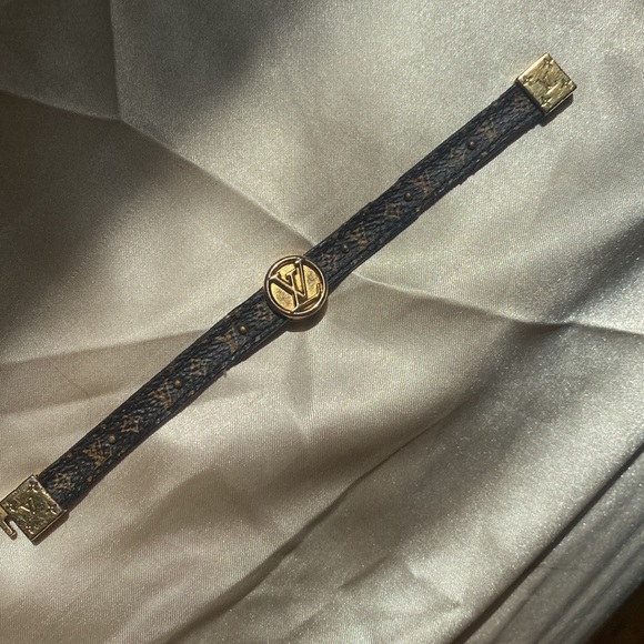 Louis Vuitton LV CIRCLE REVERSIBLE BRACELET - Picture 7 of 16